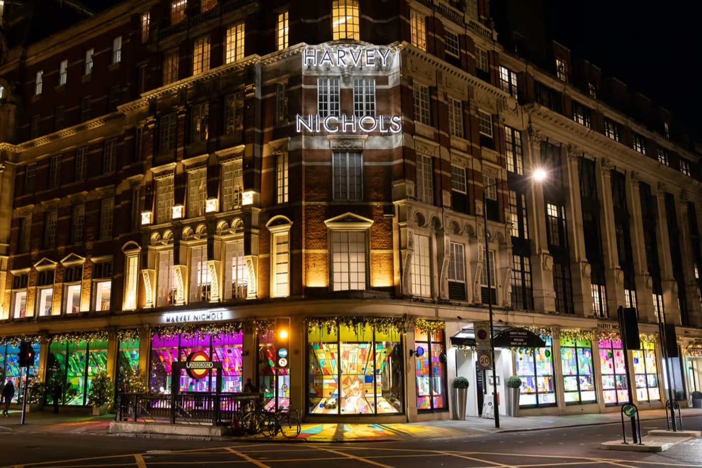 harvey nichols 2021 christmas windows 2 2b888us9 2021 12 17